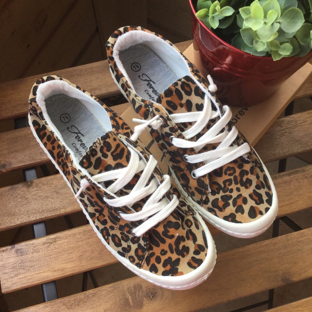 Women’s 7.5 Leopard Tennis Shoes (Sneakers)